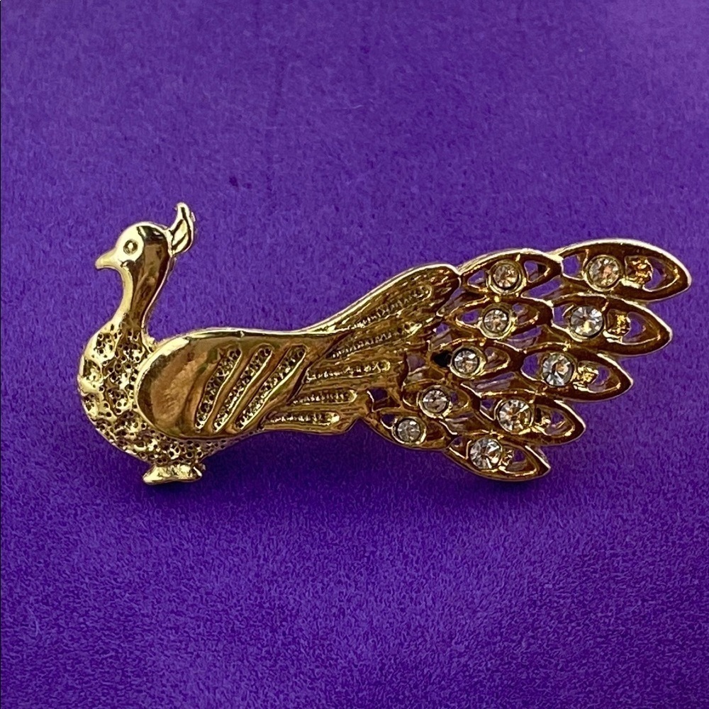 💛 Elegant Gold Crystal Peacock Brooch